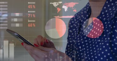 Kafkasyalı genç yetişkin akıllı telefon tutuyor, verileri analiz ediyor. Puantiyeli tişört giyiyor, açık kahverengi saçlı, renkli çizelgeleri var.