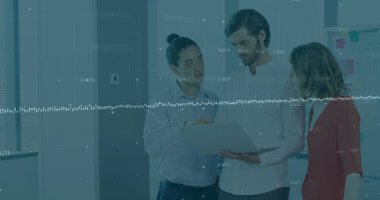 Ofisteki çeşitli iş adamlarının veri işleme görüntüsü. Küresel iş ve dijital arayüz kavramı, dijital olarak oluşturulmuş görüntü.