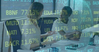 İki iş kadını, bir Afrikalı Amerikalı ve bir Kafkasyalı, verileri tartışıyorlar. İkisinin de kısa saçı var, Afro-Amerikalı mavi gömlek giyiyor, Kafkasyalı beyaz.