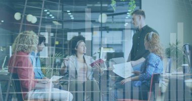 Genç profesyonellerden oluşan çeşitli takımlar ofiste çalışmayı tartışıyor. Ellerinde kağıtlar ve tabletler var. Gelişigüzel bir toplantıda fikirleri paylaşıyorlar.