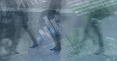 Çeşitli iş adamlarının yürümesi üzerine veri işleme görüntüsü. Küresel iş ve dijital arayüz kavramı, dijital olarak oluşturulmuş görüntü.