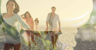 Bir grup arkadaş sahilde yürüyor, güneşin tadını çıkarıyorlar. Hepsinin günlük yaz kıyafetleri ve yalınayak mutlu ifadeleri var.