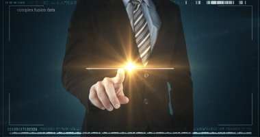 Siyah harflerle yazılmış ve mavi arkaplanda veri işleme sistemi olan 5G yazılı dijital ekrana dokunan bir iş adamının resmi. Dijital bilgisayar arayüzü iletişimi ve bağlantı konsepti, dijital olarak oluşturulmuş görüntü. 4k