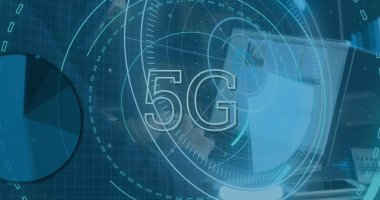Kafkasyalı erkek hacker üzerinde 5G metin ve veri işleme ile tarama. Küresel teknoloji, bilgisayar ve dijital arayüz kavramı, dijital olarak oluşturulmuş resim.