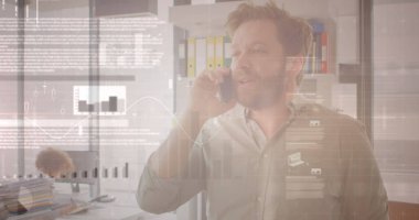 Akıllı telefon kullanan bir adamın finansal veri işleme görüntüsü. Küresel iş, finans, hesaplama ve veri işleme kavramı, dijital olarak oluşturulmuş resim.