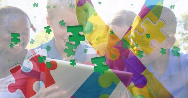 Çeşitli çocuk grupları üzerine renkli yapboz parçaları ve kurdele resimleri. Otizm farkındalık kavramı dijital olarak oluşturulmuş görüntü.