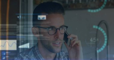 Akıllı telefon kullanan bir adamın finansal veri işleme görüntüsü. Küresel iş, finans, hesaplama ve veri işleme kavramı, dijital olarak oluşturulmuş resim.