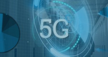 Sunucu odasında yürüyen erkek mühendisin dikiz aynasından 5G metin görüntüsü. Küresel ağ ve iş veri depolama teknolojisi kavramı