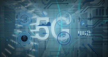 Sunucu odasında 5G etrafında hareket eden fütüristik dairelerin resmi. Görüntü, dijital resim ve yuvarlak tarayıcılara odaklı bilgisayar arayüzü teknolojisini gösterir.