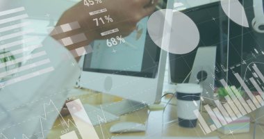 Çift ırklı pazarlama uzmanı bilgisayar ekranındaki iş haritalarını analiz ediyor. Şık günlük kıyafetler giyip, dikkatle verilere odaklanmış.