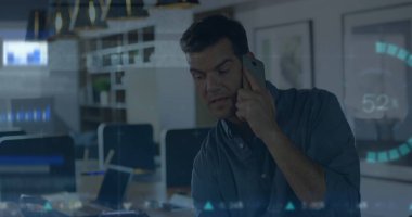 Kafkas iş adamının akıllı telefonlu tablet kullandığı görüntü. Covid salgın konsepti sırasında küresel işletme finansmanı, dijital olarak üretilen görüntü.