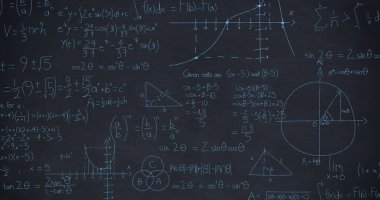 Koyu mavi bir karatahta üzerinde mavi ile gösterilen el yazısıyla yazılmış matematiksel hesaplamaların resmi