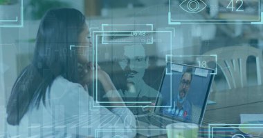 Çift ırklı bayan meslektaşım ve beyaz erkek üstüm görüntülü görüşme yapıyorlar. Koyu renk saçları var, adam ekranda veri içeren bir tablet gösteriyor.