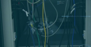 Bir bilgisayar sunucusunun kapatılmasına karşı veri işleme resmi. Bilgisayar arayüzü ve iş veri teknolojisi kavramı