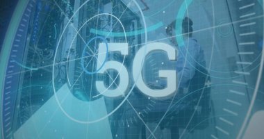Sunucu odasındaki beyaz kadın üzerinde 5G metin ve veri işleme ile tarama. Küresel teknoloji, bilgisayar ve dijital arayüz kavramı, dijital olarak oluşturulmuş resim.