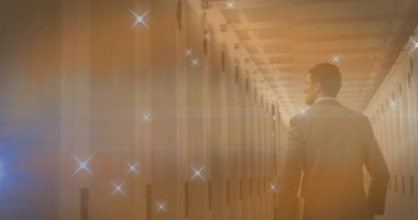 Beyaz iş adamının sunucu odasındaki yıldızların görüntüsü. Küresel iş, bilgisayar ve dijital arayüz kavramı, dijital olarak oluşturulmuş resim.