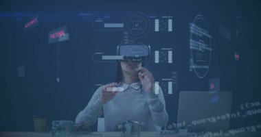 VR kulaklıklı beyaz meslektaşı dijital ekranlara bağlanıyor. Açık kahverengi saçları var, çizgili gömlek giyiyor, fütüristik teknolojiye odaklanmış.