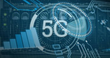 Sunucu odasında 5G metin ve veri işleme ile tarama alanı görüntüsü. Küresel teknoloji, bilgisayar ve dijital arayüz kavramı, dijital olarak oluşturulmuş resim.