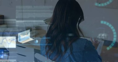 Tablet kullanan bir kadının mali veri işleme görüntüsü. Küresel iş, finans, hesaplama ve veri işleme kavramı, dijital olarak oluşturulmuş resim.