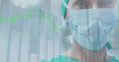 Beyaz kadın sağlık uzmanı maske takıyor, verileri inceliyor. Açık renk gözleri var, cerrahi başlık ve maske takıyor, grafiklerle şeffaf ekrana odaklanmış.