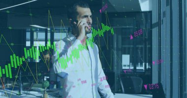 Beyaz adamın akıllı telefondan konuştuğu birden fazla grafiğin görüntüsü. Dijital bileşik, çoklu pozlama, rapor, iş, büyüme, iletişim ve teknoloji kavramı.