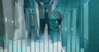 Görünmez ekrana dokunan erkek cerrah takımını tarıyorum. Tıp ve sağlık hizmetleri konsepti, dijital olarak oluşturulmuş görüntü.