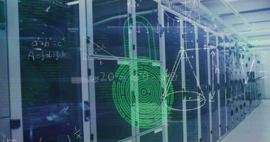 Bilgisayar sunucu odasına karşı güvenlik kilidi simgesi ve matematiksel denklemlerin resmi. Siber güvenlik ve iş veri depolama teknolojisi kavramı