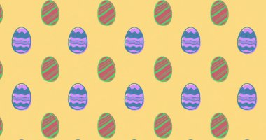 Mavi, kırmızı ve yeşil renkli birden fazla sıra paskalya yumurtalarının sarı arka planda kusursuz bir şekilde hareket edişinin görüntüsü. Paskalya kutlaması geleneği, dijital görüntü. 4k