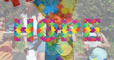 Çeşitli çocuk grupları üzerine renkli yapboz parçaları ve umut metinleri. Otizm farkındalık kavramı dijital olarak oluşturulmuş görüntü.