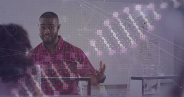 Sınıftaki öğrencilere hitap eden Afrika kökenli Amerikalı erkek öğretmenin DNA ipliği ve verileri. Bilim, veri, iletişim, okul, öğretim, eğitim ve öğrenme, dijital olarak oluşturulmuş görüntü.
