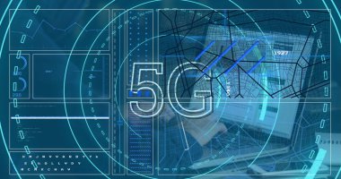 Kafkasyalı erkek hacker üzerinde 5G metin ve veri işleme ile tarama. Küresel teknoloji, bilgisayar ve dijital arayüz kavramı, dijital olarak oluşturulmuş resim.