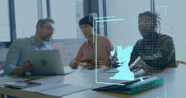 Asya ve Afrika 'dan bir Kafkas teknik direktör ve iş arkadaşlarıyla birlikte karma bir ekip iş görüşmeleri yapıyor. Bilgisayarı, kağıtları ve akıllı telefonu olan bir masada oturuyorlar.