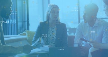 Çeşitli ekipler iş belgelerini tartışıyor, beyaz kadın düşünceli görünüyor. Çift ırklı adam elinde akıllı telefon, Asyalı kadın önde gidiyor, Afro-Amerikalı adam dinliyor.