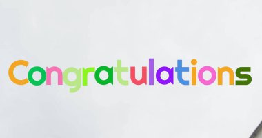 Havana havan topu atan mutlu liseli kızlar için tebrik mesajı. Başarı, mezuniyet, okul, çocukluk, eğitim ve öğrenme, dijital olarak oluşturulmuş görüntü.