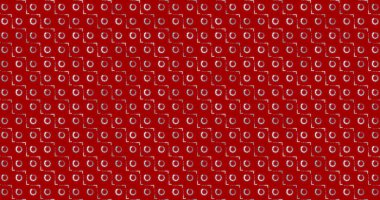 Kırmızı arkaplandaki dekorasyonlar üzerine yılbaşı tebriklerinin resmi. Noel, şenlik, gelenek ve dijital olarak üretilen görüntü konsepti.