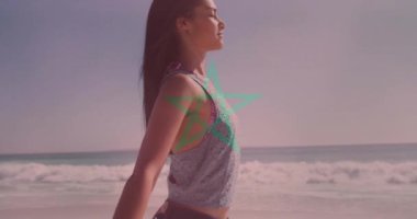 Fas bayrağı animasyonunun üzerinde plajda kollarını açmış duran bir kadın. günbatımı, rahatlama, özgürlük, dinginlik, tatil, sükunet