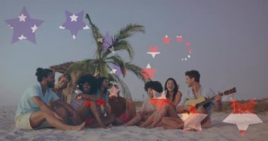 Sahilde palmiye ağacıyla oturup gitar çalan bir grup arkadaş. Tatil, yaz, eğlence, müzik, rahatlama, açık hava