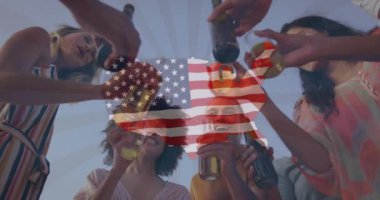 Bir grup arkadaş, Amerikan bayrağı animasyonunda içkiyle kadeh kaldırıyor. Kutlama, vatanseverlik, dostluk, bağımsızlık, ulusal gurur, Amerikan bayrağı