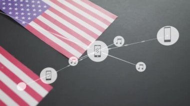 Müzik ve akıllı telefon simgeleri koyu arkaplanda Amerikan bayrakları üzerinde. Vatanseverlik, teknoloji, dijital, ABD, kutlama, multimedya