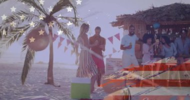 Sahilde kutlama yaparken, insanlar Amerikan bayrağı animasyonunda içkinin tadını çıkarıyorlar. Kutlama, yaz, parti, arkadaşlar, vatansever, ABD