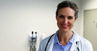 Kadın doktor hastanede dijital tablet kullanma