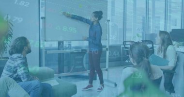 Ofisteki çeşitli iş adamlarıyla ilgili finansal veri işleme resmi. Küresel finans, iş, bağlantılar, hesaplama ve veri işleme kavramı dijital olarak oluşturuldu.