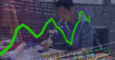 Matematiksel denklemlerin resmi ve Asyalı erkek mimar üzerinde finansal veri işleme. Küresel iş, finans, hesaplama ve dijital arayüz kavramı dijital olarak oluşturuldu.