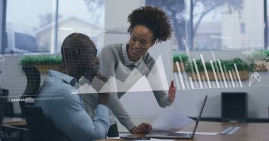 Ofisteki çeşitli iş adamlarıyla ilgili finansal veri işleme resmi. Küresel finans, iş, bağlantılar, hesaplama ve veri işleme kavramı dijital olarak oluşturuldu.