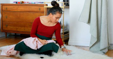 Moda Tasarımcısı tasarım stüdyosu 4 k kumaş incelenmesi