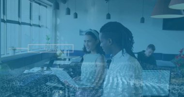 Ofisteki çeşitli iş adamlarıyla ilgili finansal veri işleme resmi. Küresel finans, iş, bağlantılar, hesaplama ve veri işleme kavramı dijital olarak oluşturuldu.