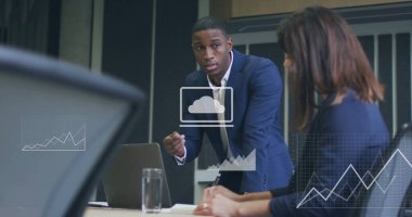 Ofisteki çeşitli iş adamlarıyla ilgili finansal veri işleme resmi. Küresel finans, iş, bağlantılar, hesaplama ve veri işleme kavramı dijital olarak oluşturuldu.