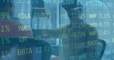 VR kulaklık takan iki ırklı iş adamının mali veri işleme görüntüsü. Küresel finans, iş, bağlantılar, hesaplama ve veri işleme kavramı dijital olarak oluşturuldu.