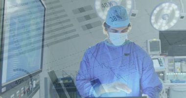 Kafkasyalı erkek cerrahın hastanedeki mali veri işleme görüntüsü. Küresel tıp, sağlık, bilgisayar ve dijital arayüz kavramı dijital olarak oluşturuldu.