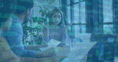 Ofisteki çeşitli iş adamlarıyla ilgili finansal veri işleme resmi. Küresel finans, iş, bağlantılar, hesaplama ve veri işleme kavramı dijital olarak oluşturuldu.